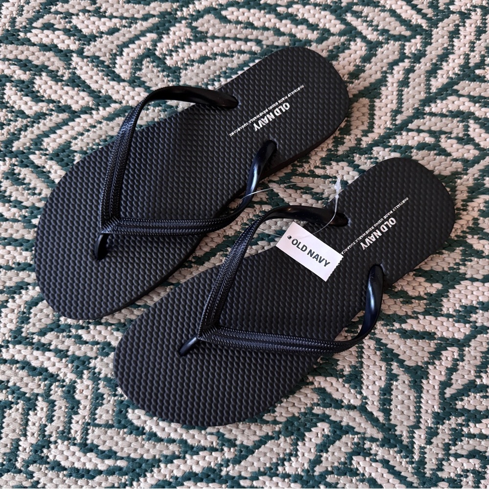 🍓 OLD NAVY womens beach flip flops